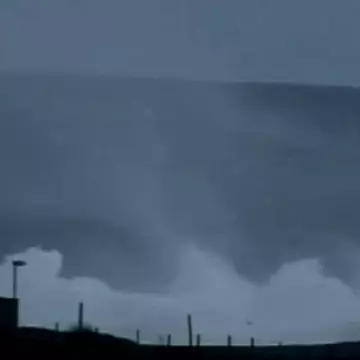Iadul învolburat! Valuri uriașe au înghițit malurile! Video
