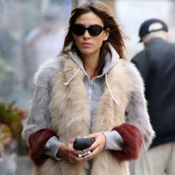 Îmbracă-te ca Alexa Chung