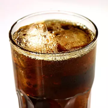 Nu încerca asta acasă! Ce se întâmplă când pui clor peste Cola | Video