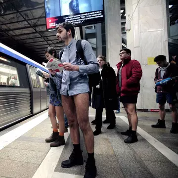 "Fără pantaloni la metrou": Cum a fost la români