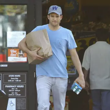 Iubita lui Ashton Kutcher, omorâtă cu 47 de lovituri de cuțit