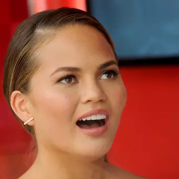 Chrissy Teigen, în pericol din cauza unei măşti