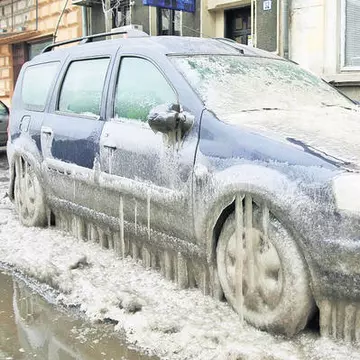 Nu folosi apă fierbinte când dezgheţi parbrizul | Iată ce sfaturi să urmezi ca să nu ai probleme