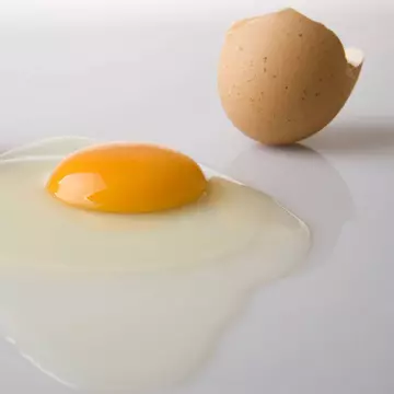 Uluitor! Ce se întâmplă dacă pui oţet peste un ou crud