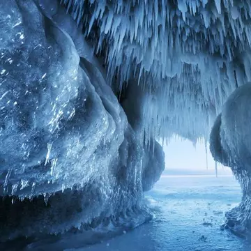Peșterile înghețate, o atracție turistică ce pare dintr-o altă lume