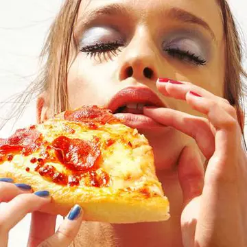 ”Crima” perfectă! Cum poți să furi pizza de la prietenii tăi fără ca ei să observe?