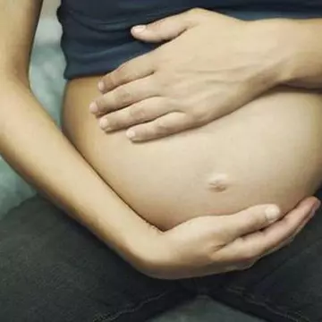 O romanca în vârstă de 11 ani a născut într-un spital din Grecia