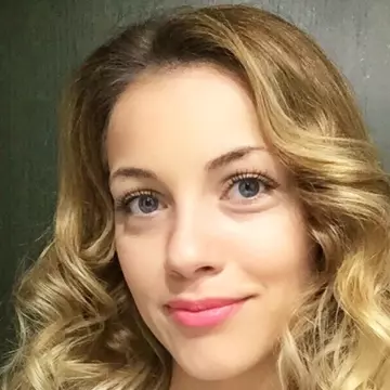 Cum să-ţi faci bucle lejere cu o eşarfă. Andreea Ibacka te învaţă