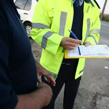 Poliţiştii de la Rutieră avertizează: Obiceiul ăsta la volan este mai grav decât alcoolul