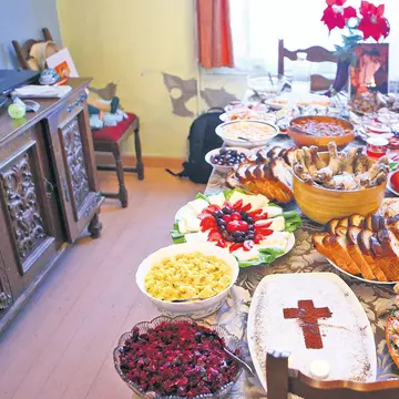 Azi sunt Moşii de iarnă | În fiecare sâmbătă se pomenesc cei adormiţi