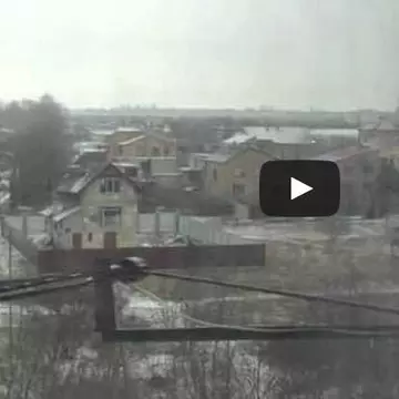 Șocant! Ce face o femeie în timp ce filmează un atac cu rachete de la geamul locuinţei sale din Kramatorsk! Video