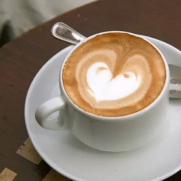 Cea mai ciudată metodă de slăbit! Ce trebuie să pui dimineața în cafea