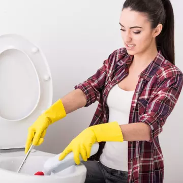 Cum să speli și dezinfectezi corect WC-ul în 3 minute