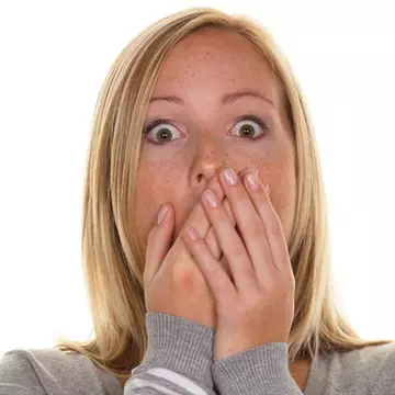 Studiu: Când își încep viața sexuală fetele din România