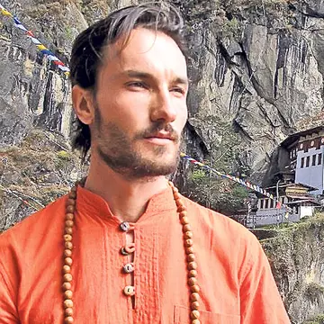 Cel mai controversat manechin al anilor 2000, şapte ani în Tibet