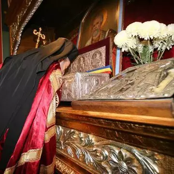 Miracol! O femeie s-a vindecat de cancer după ce s-a rugat la moaște!