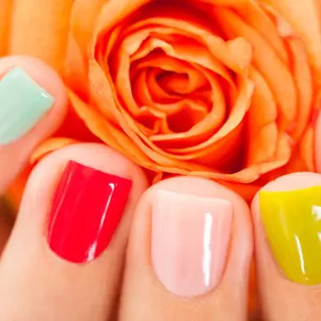 10 nuanţe de ojă care te fac să pari bronzată