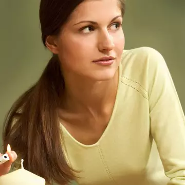 Top cele mai bizare superstiţii. Ce se întâmplă când îţi cade o lumânare
