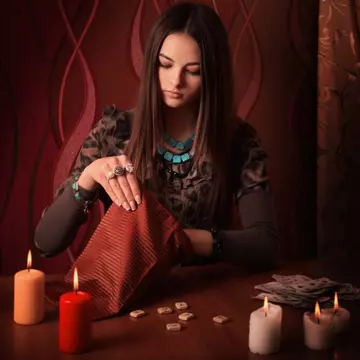 Vrăji ca să te iubească! Ce ritualuri trebuie să faci ca să-i trezeşti pasiunea pentru tine