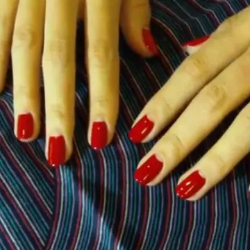 Video: Cum se face, pas cu pas, o manichiură Half Moon sau French inversat
