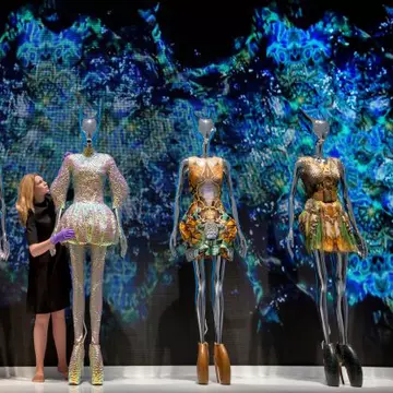 Expoziţie comemorativă Alexander McQueen