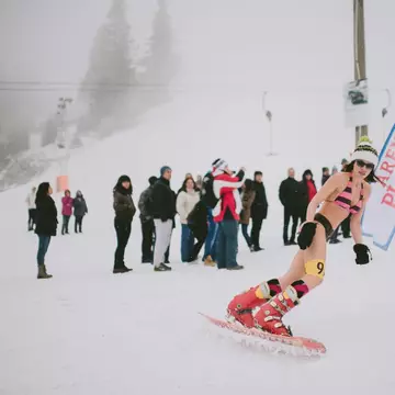 De 8 martie, femeile concurează pentru Miss Bikini pe pârtia de schi!