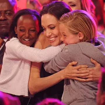 Blestemul din familia Angelinei Jolie care a făcut-o să-și extirpeze sânii și ovarele