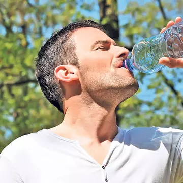 Specialiştii avertizează: consumul excesiv de apa poate dauna sanatatii