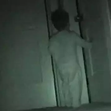 Au montat camere pentru a vedea ce face copilul lor de doi ani