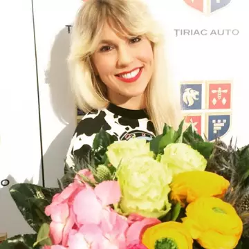 Cât de bine seamănă Corina cu mama ei. Par surori!