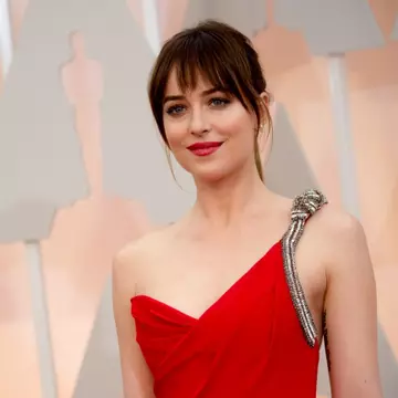 Cum arăta Dakota Johnson la prima apariţie pe covorul roşu