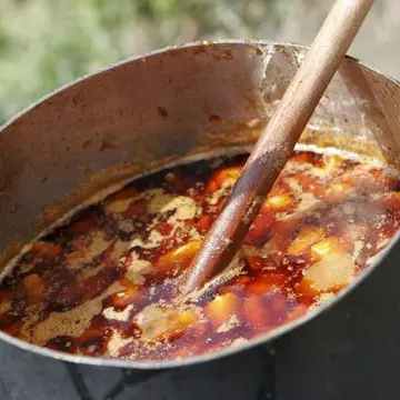 Gulaș unguresc la ceaun, preparatul după care turiștii sunt înnebuniți. Uite cum se prepară!