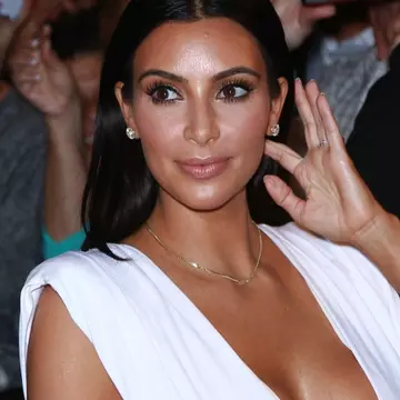 Kim Kardashian, blondă. Cum ţi se pare că-i stă?