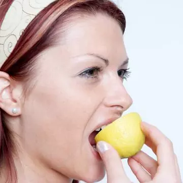 Ce se întâmplă în corpul tău dacă mănânci lămâie îngheţată!