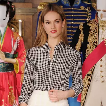 Îmbracă-te precum Lily James