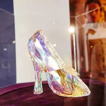 Iată pantofii Cenuşăresei. Sunt de vis!