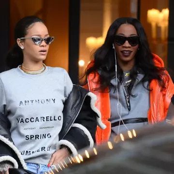 Extravaganţă maximă! Rihanna, în papuci pufoşi pe aeroport