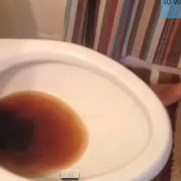 Experiment: Ce se întâmplă dacă pui Cola în vasul de toaletă | Video