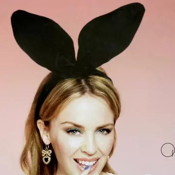 Învaţă de la vedete cum să porţi urechiuşele haioase