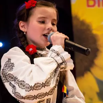 Daciana îşi trăieşte copilăria pe scenă