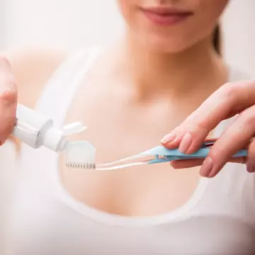 Pasta de dinți naturală care tratează cariile