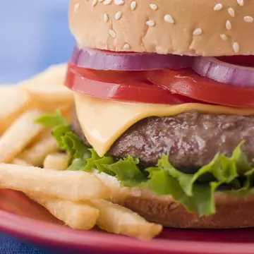 Cum să faci acasă cartofi gustoși ca la fast food și mult mai sănătoși 