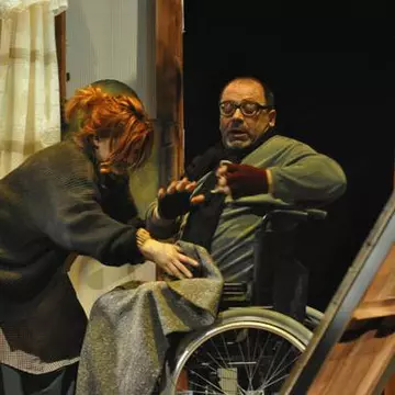 Actor român cunoscut, scos din scenă de un atac vascular cerebral. Se zbate între viață și moarte