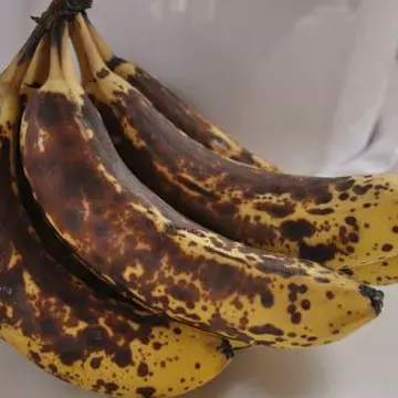 Ce păţeşti dacă mănânci banane foarte coapte, cu coaja neagră?