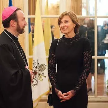 Cum a fentat Carmen Iohannis rigorile vestimentare de la Vatican?