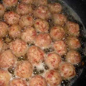Cum să faci cele mai bune chifteluţe din carne. Uite care este ingredientul secret