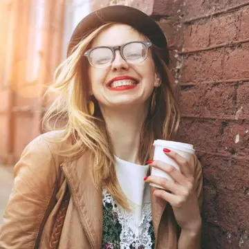 Cum să-ţi ascunzi firele albe cu cafea