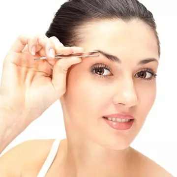 Truc: cum să îți pensezi sprâncenele, ca să-ți schimbi look-ul