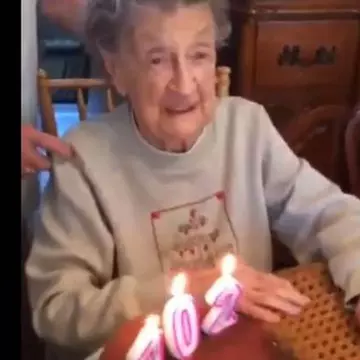 Mori de râs! Ce a pățit femeia asta când a suflat în lumânări!