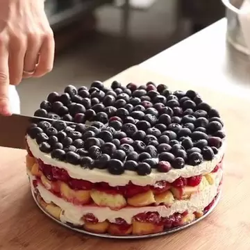 Nu te mai saturi! Rețetă de tort delicios cu fructe. Simplu, rapid și fără coacere